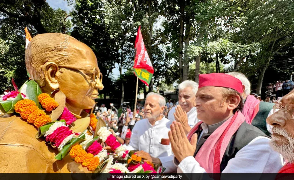 h4m1dsf_akhilesh-yadav-jayaprakash-narayan-statue_625x300_11_October_24